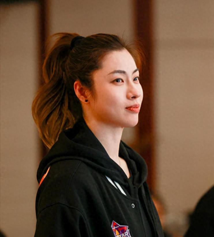 MK体育app下载-原来她就是江苏女篮教练，年轻美貌实力并存，击败卫冕冠军广东队